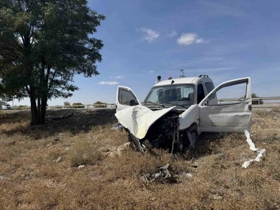 Şarampole düşen araçtakiler kazayı hafif atlattı
