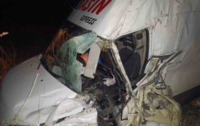 Şarampole giren minib&uuml;ste 2 kişi yaralandı
