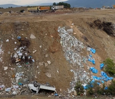 Şarampole yuvarlanan kamyonetteki 2 kişi yaralandı
