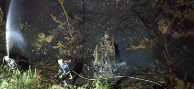 Şarampole yuvarlanan otomobil orman yangınına neden oldu

