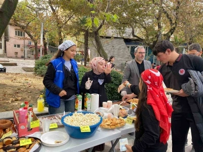 Saraylar Anadolu İmam Hatip Lisesi’nden Gazze’ye destek yürüyüşü
