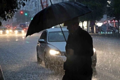 Sarı alarm ile uyarılan Antalya’da sağanak etkisini gösteriyor
