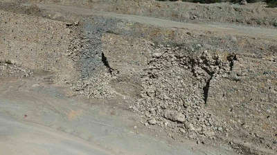 Sarıcakaya yolunun istinat duvarı yıkıldı
