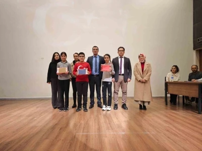 Sarıg&ouml;l&rsquo;de minik y&uuml;reklerden İstiklal Marşı coşkusu
