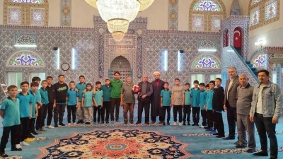 Sarıgöl’de öğrencilerden din görevlilerine çiçekli teşekkür
