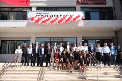 Sarıgöl’ün en büyük okulu yeni binasında ilk törenini yaptı
