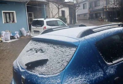 Sarıg&ouml;l&rsquo;&uuml;n y&uuml;ksek kesimlerine kısa s&uuml;reli kar yağdı
