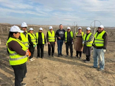 Sarıg&ouml;ll&uuml; ziraat m&uuml;hendisi Azerbaycan&rsquo;da bağ budama tekniklerini &ouml;ğretti
