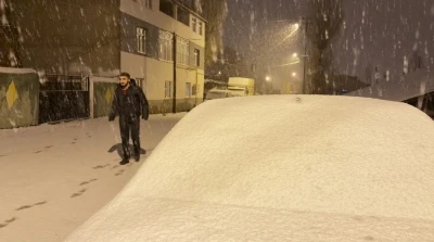 Sarıkamış&rsquo;a kış geri d&ouml;nd&uuml;: Kar kalınlığı 15 santimetreyi aştı
