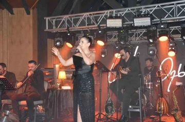 Sarıkamış Kayak Merkezi&rsquo;nde tatilciler yeni yıla Merve &Ouml;zbey ile "merhaba" dedi
