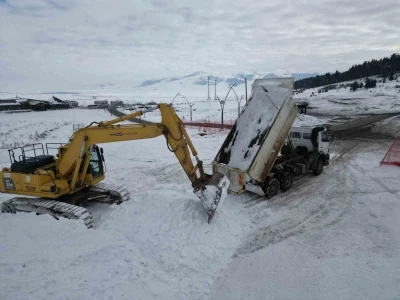 Sarıkamış&rsquo;ta asker heykellerin yapımı i&ccedil;in kar taşınıyor
