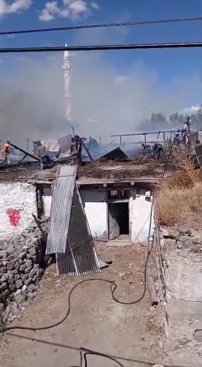 Sarıkamış’ta çıkan yangında 2 ev yandı
