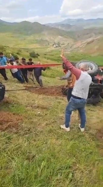 Sarıkamış&rsquo;ta devrilen trakt&ouml;r i&ccedil;in k&ouml;yl&uuml;ler seferber oldu
