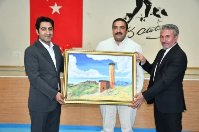 Sarıkamış&rsquo;ta minik sporculara forma s&uuml;rprizi: Gen&ccedil;liğe destek verenlere plaket takdim edildi
