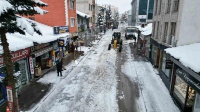 Sarıkamış&rsquo;ta "beyaz mesai": 600 kamyon kar şehir dışına taşındı
