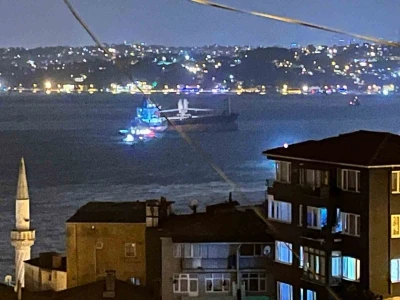 Sarıyer a&ccedil;ıklarında kurtarılan gemi bu sefer İstanbul Boğazı&rsquo;nda fırtınada savruldu

