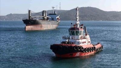 Sarıyer a&ccedil;ıklarında kurtarıldıktan sonra İstanbul Boğazı&rsquo;nda savrulan gemi kurtarıldı
