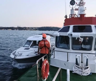 Sarıyer a&ccedil;ıklarında su alan tekne kurtarıldı
