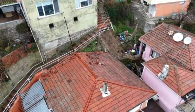 Sarıyer&rsquo;de 4 binadaki 31 vatandaş tahliye edildi, &ccedil;&ouml;ken merdiven havadan g&ouml;r&uuml;nt&uuml;lendi
