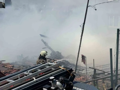 Sarıyer&rsquo;de alev alev yanan gecekondu kullanılamaz hale geldi
