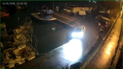 Sarıyer&rsquo;de aynı yerde aynı şekilde ikinci kez bir ara&ccedil; mendirekte asılı kaldı. O anlar kamerada
