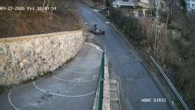 Sarıyer&rsquo;de bozuk yolun sebep olduğu kaza kamerada: 1 yaralı
