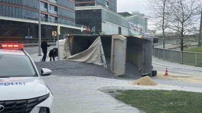 Sarıyer&rsquo;de hafriyat kamyonu devrildi: S&uuml;r&uuml;c&uuml; yaralandı
