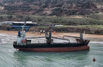 Sarıyer&rsquo;de karaya oturan gemide dalgı&ccedil;lar hasar tespiti yapıyor
