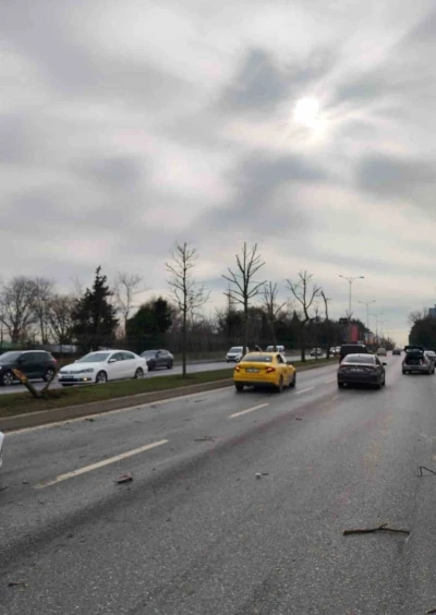 Sarıyer&rsquo;de kontrolden &ccedil;ıkan otomobil karşı şeritteki ara&ccedil;la &ccedil;arpıştı: Kaza anı kamerada
