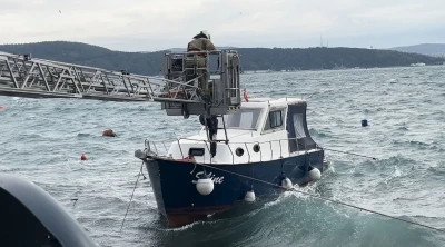 Sarıyer&rsquo;de lodos nedeniyle teknede mahsur kalanları itfaiye kurtardı
