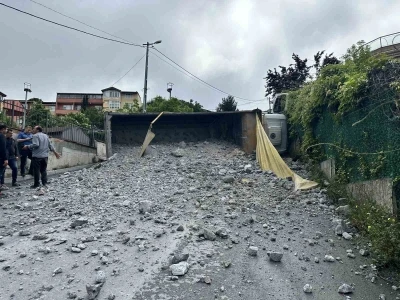 Sarıyer&rsquo;de moloz y&uuml;kl&uuml; kamyon geri kayarak devrildi, s&uuml;r&uuml;c&uuml; yaralandı
