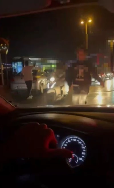 Sarıyer’de önünü kestikleri sürücüyü tehdit eden 2 çocuk gözaltına alındı
