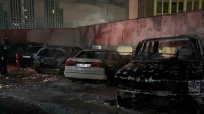 Sarıyer&rsquo;de park halindeki 5 ara&ccedil; ş&uuml;pheli bir şekilde alevlere teslim oldu
