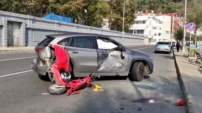 Sarıyer’de &quot;U&quot; dönüşü yapan otomobil motosikletle çarpıştı: 1 ağır yaralı
