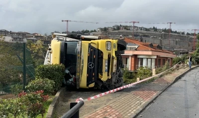 Sarıyer’de sürücüsünün direksiyon hakimiyetini kaybettiği tır devrildi
