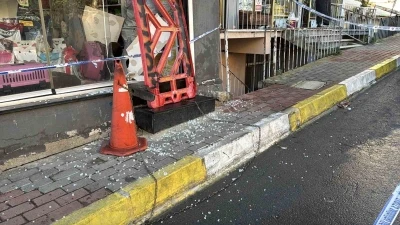 Sarıyer&rsquo;de &uuml;st katı kayıp gecekonduya yaslanan bina havadan g&ouml;r&uuml;nt&uuml;lendi
