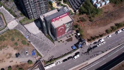 Sarıyer’deki CHP binası önünde bekleyiş sürüyor
