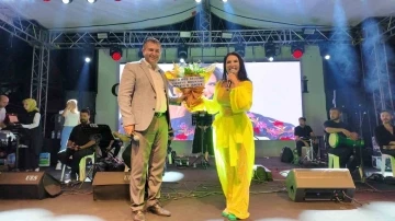 Şarkıcı Ayşe Din&ccedil;er, Gediz Tarhana Festivali&rsquo;nde sahne aldı
