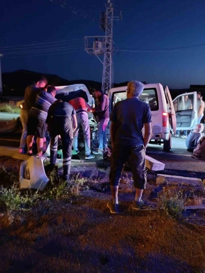 Şarkikaraağaç’ta hafif ticari araç ile otomobil çarpıştı: 5 yaralı
