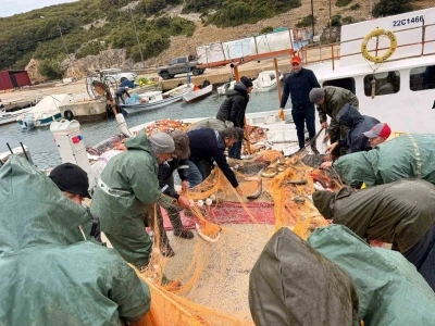 Saros Körfezi’nde denize açılan balıkçıların ağları kefal ile doldu
