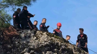 Sarp kayalıklarda mahsur kalan keçi kurtarıldı
