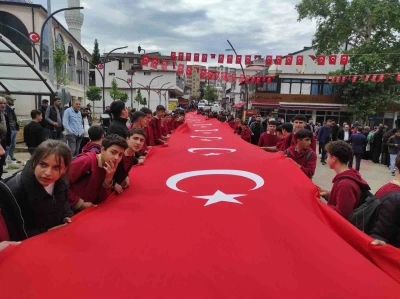 Sason&rsquo;da 100 metrelik bayrakla "Gen&ccedil;lik Y&uuml;r&uuml;y&uuml;ş&uuml;" d&uuml;zenlendi
