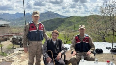 Sason&rsquo;da jandarma k&ouml;y okullarını gezdi, yaşlılarla buluştu