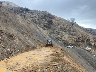 Sason&rsquo;da k&ouml;y yolunda heyelan
