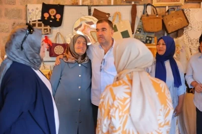 Satışa sunulan el emeği ürünler incelendi
