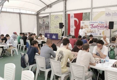 Satran&ccedil; tutkunlarının b&uuml;y&uuml;k m&uuml;cadelesi nefesleri kesti

