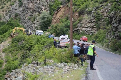 Şavşat Deresi&rsquo;ne u&ccedil;an kamyonet &ccedil;ıkarıldı, kayıp baba ve oğul aranıyor
