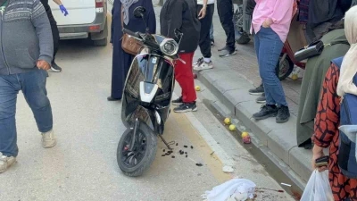 Scooterin &ccedil;arptığı yaya yaralandı

