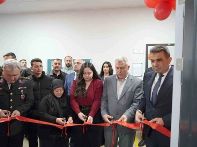 Şehidin adı k&ouml;y okulundaki k&uuml;t&uuml;phaneye verildi, ailesi g&ouml;zyaşlarına hakim olamadı
