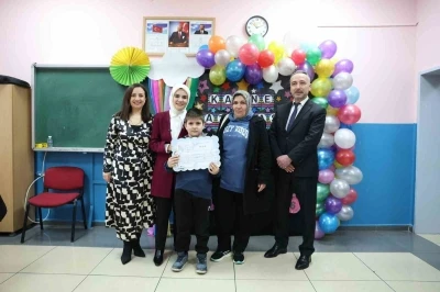 Şehidin oğlu ilk karnesini Bakan G&ouml;ktaş&rsquo;ın elinden aldı
